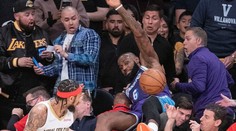 Bojovník LeBron opět předváděl divy. Po tygřím skoku se objevil i mezi diváky