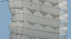 Parašutistu v Jindřichově Hradci zradily padáky! Teď bojuje o život
