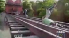 VIDEO: Zvrácená zábava kolumbijské mládeže. Děti si lehají pod jedoucí vlaky
