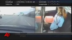 VIDEO: Vězeň se za jízdy vysoukal OKÉNKEM a uprchl!