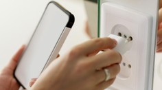 Lidé se snaží šetřit! Experti řekli, jak nejúsporněji nabíjet mobilní telefon