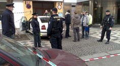 Pyrotechnici hledali bombu v Karlíně i u ministerstva, tramvaje stály