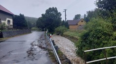 V rozbouřené řece zmizelo auto i s posádkou. Pátrá se už po čtyřech lidech