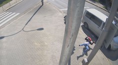Otřesné video: Pár s kočárkem smetla dodávka. Žena letěla několik metrů