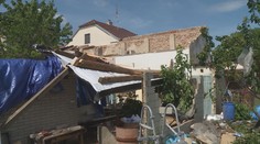 Zničené střechy a potrhané elektrické vedení. Takto řádilo tornádo v Lanžhotě
