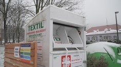 Dva muži chtěli nejspíš vykrást kontejner na textil. Jeden z nich v něm zemřel