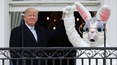 Bláznivé velikonoční zvyky v USA: Sjezd na tříkolce i Trump a zajíc