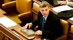 "Lex Pekárek" prošel: Odsouzení poslanci přijdou o plat!