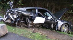 Luxusní porsche rozsekal o mostek: Řidič neměl šanci