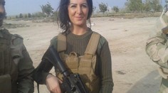 Kráska se zbraní: Tato dívka místo studií bojuje proti islamistům!
