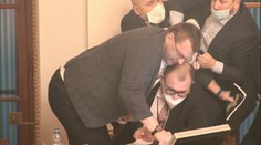 Rozbor sněmovní rvačky: Kdo raději utekl, kdo se naopak přidal