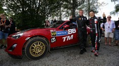 Je prezidentem Toyoty, pod přezdívkou se mění v závodního jezdce