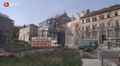 Podívejte se: Obří jeřáb zboural dům v Praze