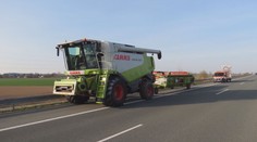 Řidič kombajnu se vesele "řítil" po dálnici D11! Trestu ale neunikl
