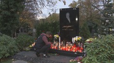 Hrob Karla Gotta zahrnuli fanoušci na Dušičky svíčkami a květinami