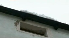 Kus ledu spadl ze střechy přímo do kočárku. Byl v něm 2letý chlapec