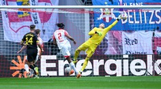 Momenty 31. kola Bundesligy: O víkendu vládli brankáři, krásný přímák vstřelil Arnold