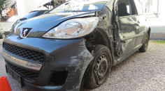 Zběsilá jízda ve Vrchlabí. Lidé utíkali, schytal to dům i jiné auto! VIDEO