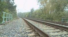 Tragédie na Kolínsku: Vlak srazil důchodkyni, zůstala zaklíněná!