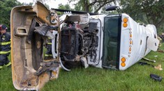 Opilý řidič narazil do autobusu a poslal ho mimo silnici, zahynulo osm lidí