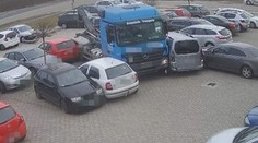 Šílená jízda náklaďáku. Nezvladatelný vůz projel parkovištěm a zničil 13 aut