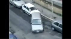 Blondýna parkuje, nedostatek místa řeší houževnatostí