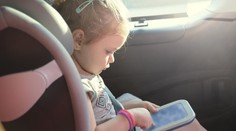Dítě při jízdě zabil tablet! Tyto věci dětem v autě nedávejte. PŘEHLED