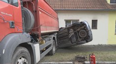 Na Třebíčsku se uvolnil náklaďák z odtahovky, srazil auta a skončil v domě