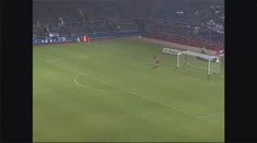 VIDEO: Neuvěřitelný gól hlavou. Hráč se trefil z 58 metrů!
