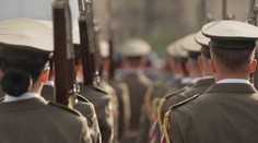 Pochod čestné stráže: Trénujeme několik hodin denně, říká vrchní praporčík