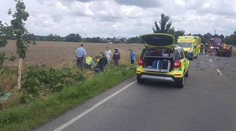 Žena při nehodě vypadla z auta. Zemřela, v obilí ji nenašli včas!
