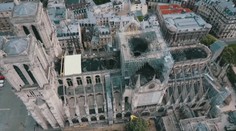 Katedrála Notre-Dame se přiblížila otevření. Dělníci začali se stavbou krovu