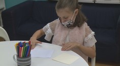 Senioři v domovech trpí samotou. Děti jim začaly psát nádherné dopisy