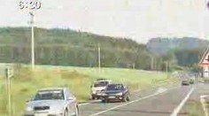 VIDEO: Kamion naložený auty skončil v příkopu