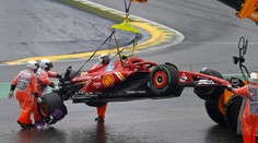 Vrakoviště Interlagos. 5× červená vlajka, v bariéře skončili Sainz i Alonso