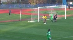 VIDEO: Rvačka na fotbalovém trávníku