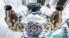 Motor desetiletí! Úžasný nabušený stroj požene divokou valkýru