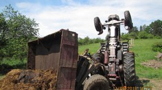 Tragédie na louce. Traktor se převrátil, řidič nehodu nepřežil!