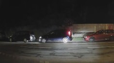 Řidič zoufale bojoval s parkovacím místem. Celou dobu se tím bavili strážníci