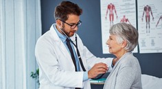 Doktoři si letos přilepší. Růst platů má vyřešit jejich nedostatek