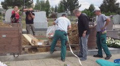 SMUTNÉ VIDEO: Klárce, která zemřela v Egyptě, spustili k rakvi plyšáky od kamarádek...