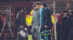 Fanoušci neunesli zdržování. Brankáře trefili zapalovačem do hlavy