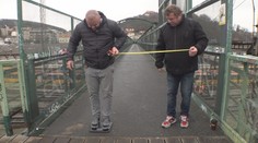 Praha má lávku jen pro hubené. Cedule varuje lidi před propadnutím
