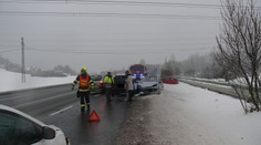 Na ledovce havarovaly desítky aut. Potíže měly i vlaky a MHD