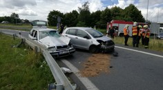 Řidič u Ořecha nevybral zatáčku a vrazil do patníku. Dopadl na auto