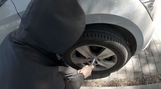 Vandal na Rychnovsku v noci povoluje šrouby u kol aut. Bojíme se, říkají místní