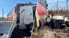 Tragická srážka s vlakem u Nových Zámků: Řidič je mrtvý, několik lidí je zraněných