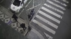 VIDEO: Skútr postavil na místo pro strážníky, chtěl s ním odjet opilý