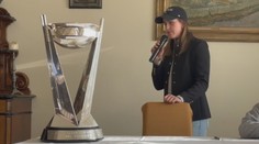 Češka vyrostla v malé vesnici. Teď do ní přivezla nejlepší trofej ženského hokeje