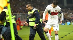 Divočina v Bosně. Zběsilý fanoušek se vrhl na Ronalda a poranil mu kotník